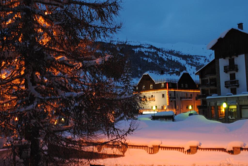 Hotel Savoy Sestriere Bagian luar foto